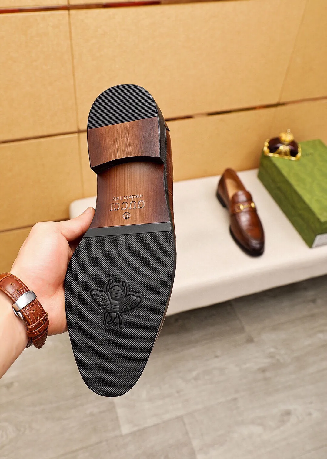 Men's shoes 💰460 💐 Product trademark: GUCCI "Gucci" casual leather shoes Regular size: 38-44 (45🉑️customized) Product materials: Selected imported first-layer calfskin embossed upper + luxury hardware buckle, imported water-dyed cow leather lining. Strong three-dimensional visual effect, combined outsole Color: 2⃣️colors available